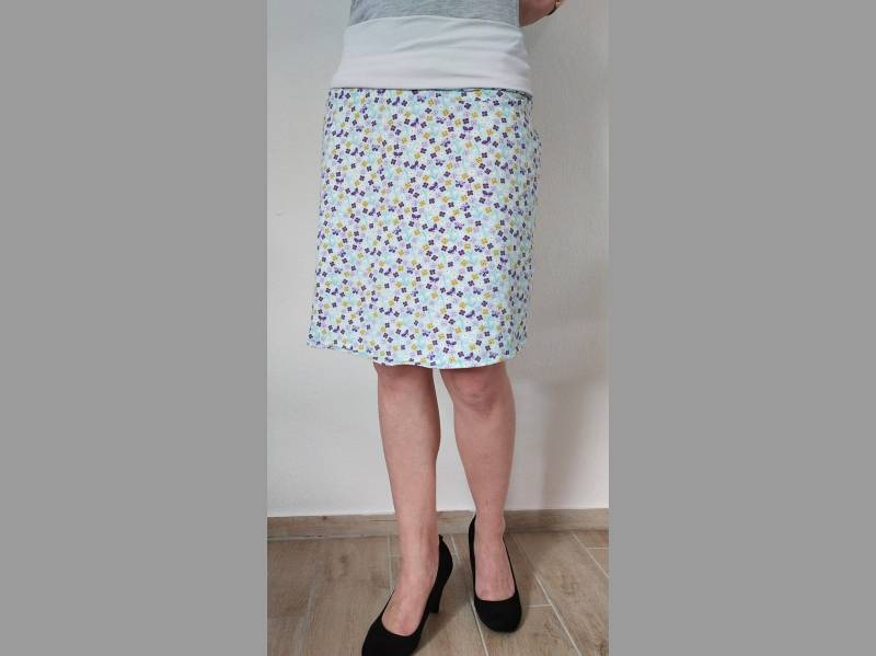Damenrock Bleistiftrock Gerader Rock Damen Gr. 34 - 46 Herz Und Karo Mit Blumen & Schmetterlingen Lila, Flieder Senfgelb Auf Hellblau von HerzundKaro