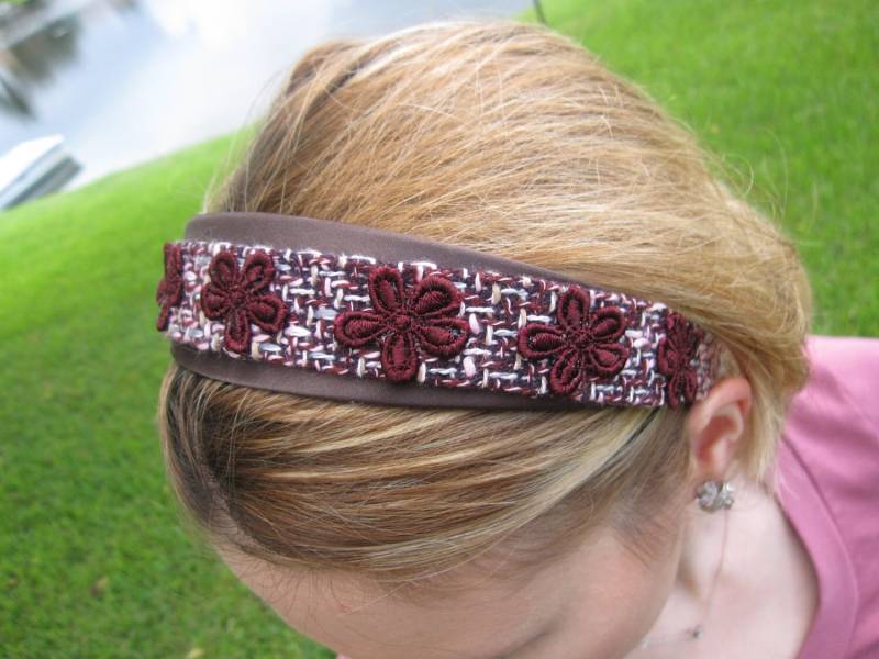 Multi Color Gewebt Stirnband Mit Burgund Rot Blumen von HettieSilovitz