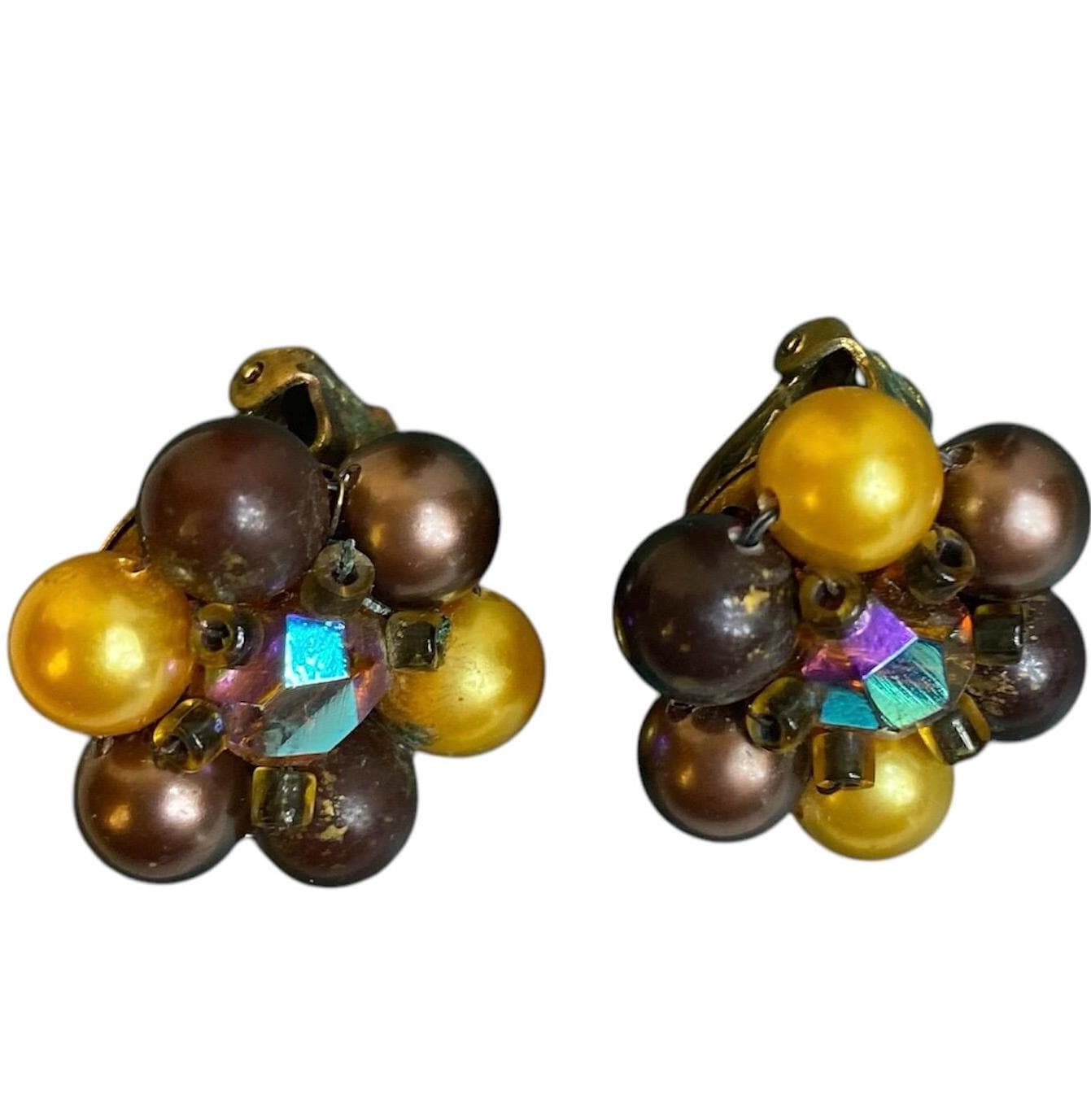 Mid-Century Cluster Ohrringe Facettierte Aurora Borealis Perle Umgeben Von Schwarz, Lila Und Bronze Perlen - Marked Japan Mid-Century Cluster Ohrringe Facettierte Aurora Borealis Perle Umgeben Von Schwarz, Lila Und Bronze Perlen - Marked Japan von HettiesHatbox