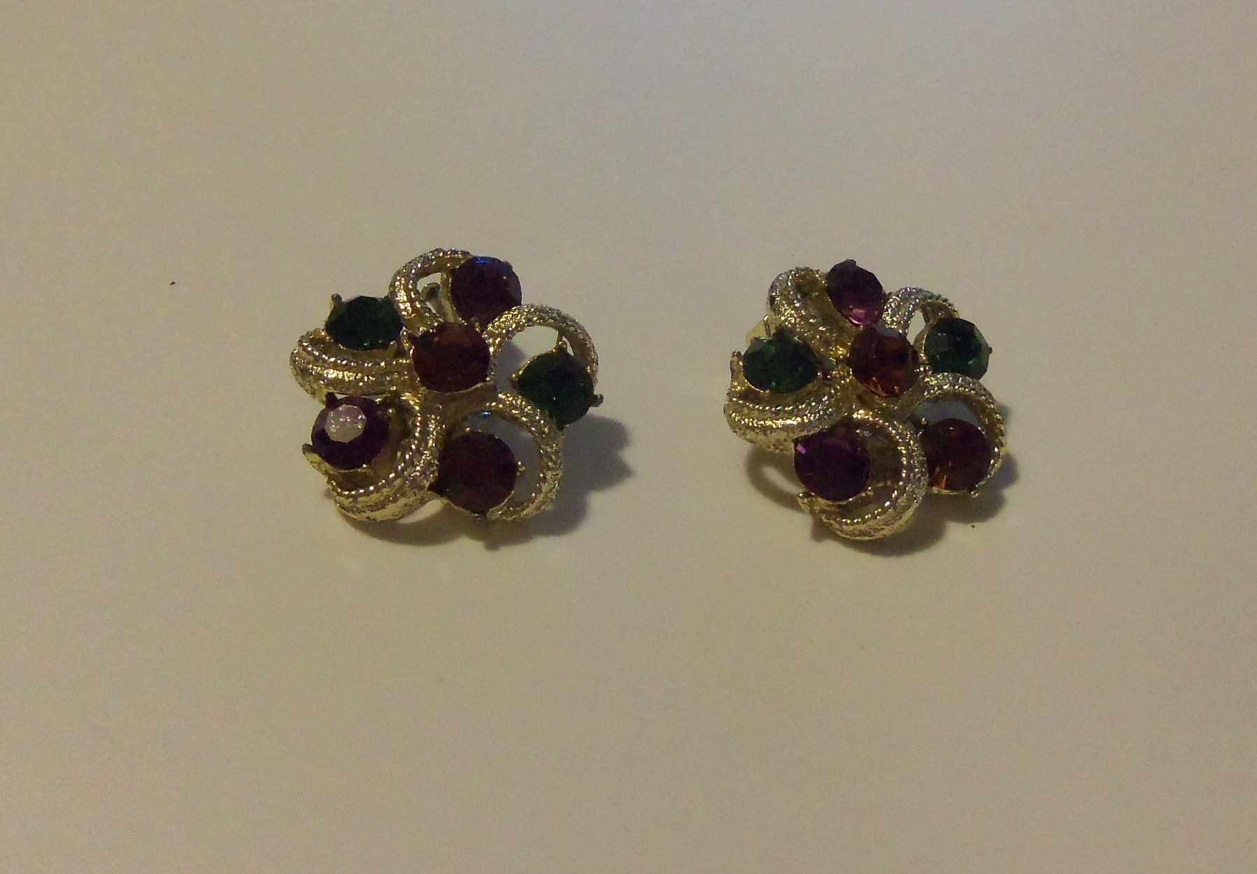 Mid-Century Cluster Ohrringe - Faux Amethyst Und Smaragd Strass in Goldfarbener Fassung von HettiesHatbox