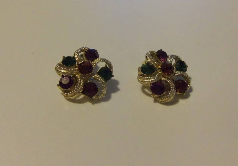 Mid-Century Cluster Ohrringe - Faux Amethyst Und Smaragd Strass in Goldfarbener Fassung von HettiesHatbox
