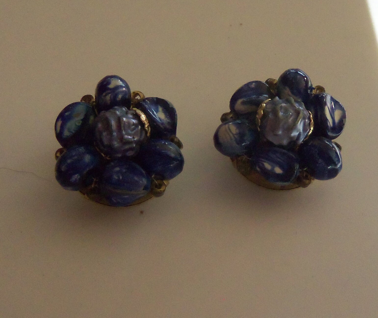 Mid-Century Cluster Ohrringe Marmoriert Blau Und Weiß Mit Grauem Nugget-Zentrum Hong Kong Mid-Century Cluster Ohrringe Marmoriert Blau Und Weiß Mit Grauem Nugget-Zentrum Hong Kong von HettiesHatbox