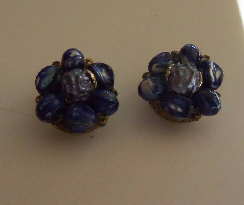 Mid-Century Cluster Ohrringe Marmoriert Blau Und Weiß Mit Grauem Nugget-Zentrum Hong Kong Mid-Century Cluster Ohrringe Marmoriert Blau Und Weiß Mit Grauem Nugget-Zentrum Hong Kong von HettiesHatbox