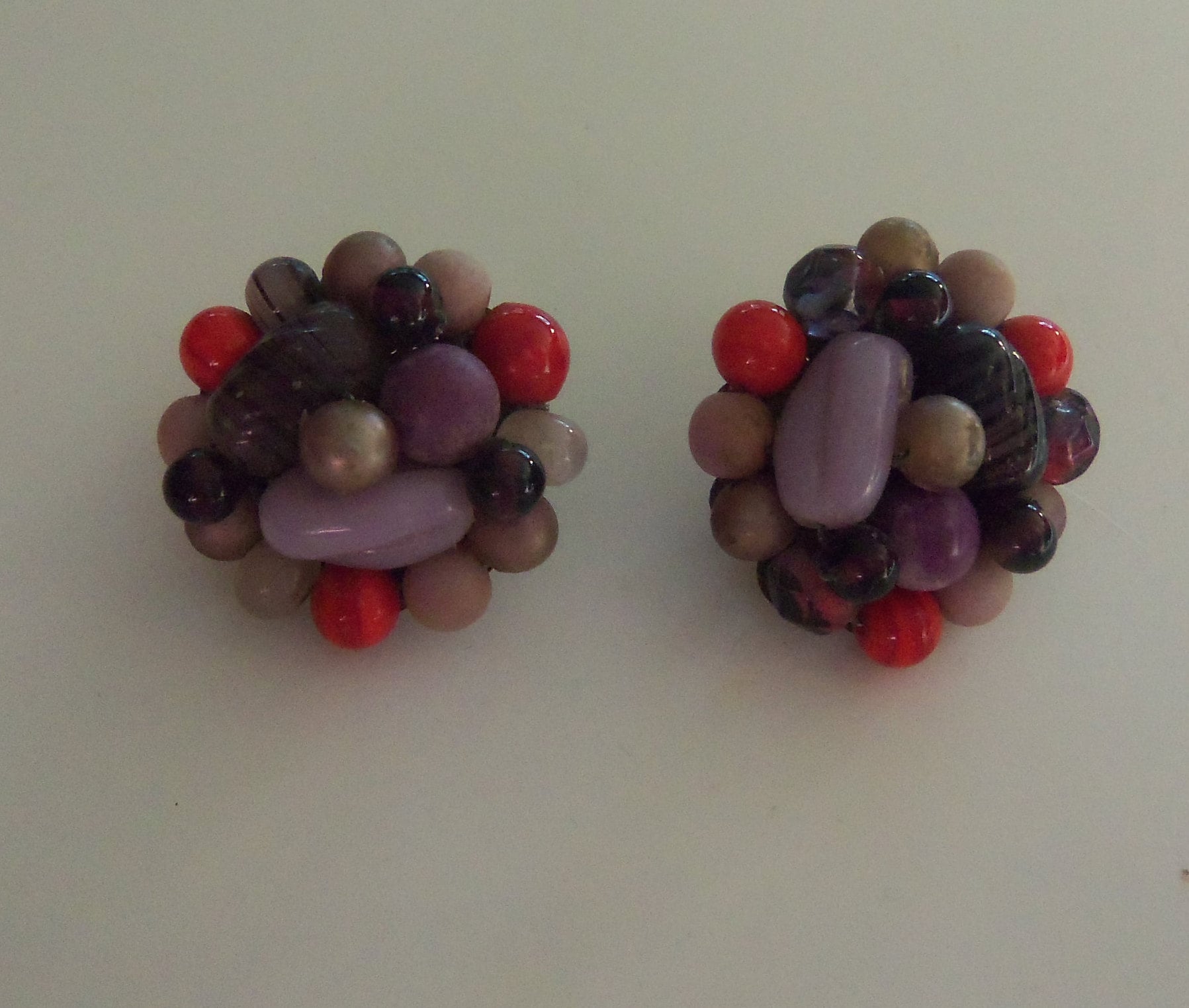 Mid-Century Cluster Ohrringe - Mehrfarbige Und Geformte Perlen in Lavendar, Schwarz, Taupe Rot Mid-Century Cluster Ohrringe - Mehrfarbige Und Geformte Perlen in Lavendar, Schwarz, Taupe Rot von HettiesHatbox