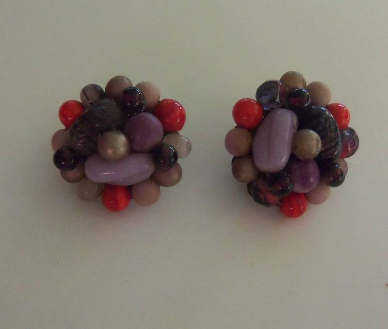 Mid-Century Cluster Ohrringe - Mehrfarbige Und Geformte Perlen in Lavendar, Schwarz, Taupe Rot Mid-Century Cluster Ohrringe - Mehrfarbige Und Geformte Perlen in Lavendar, Schwarz, Taupe Rot von HettiesHatbox