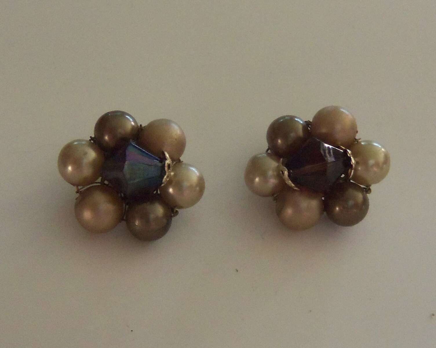 Mid-Century Cluster Ohrringe - Zierliche Perlmutt Perlen Mit Lila Facettierter Mitte Mid-Century Cluster Ohrringe - Zierliche Perlmutt Perlen Mit Lila Facettierter Mitte von HettiesHatbox