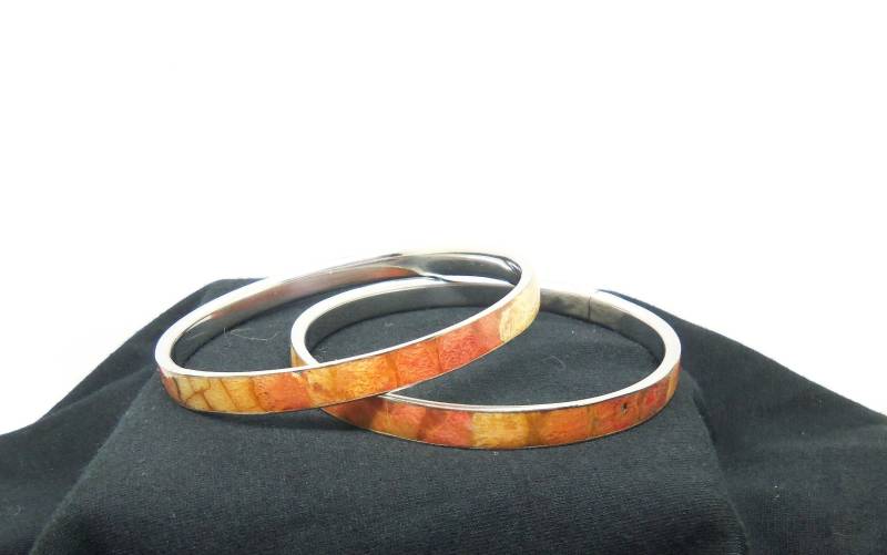 Mid-Century Herbstfarbene Emaille Armreifen Mid-Century Herbstfarbene Emaille Armreifen von HettiesHatbox