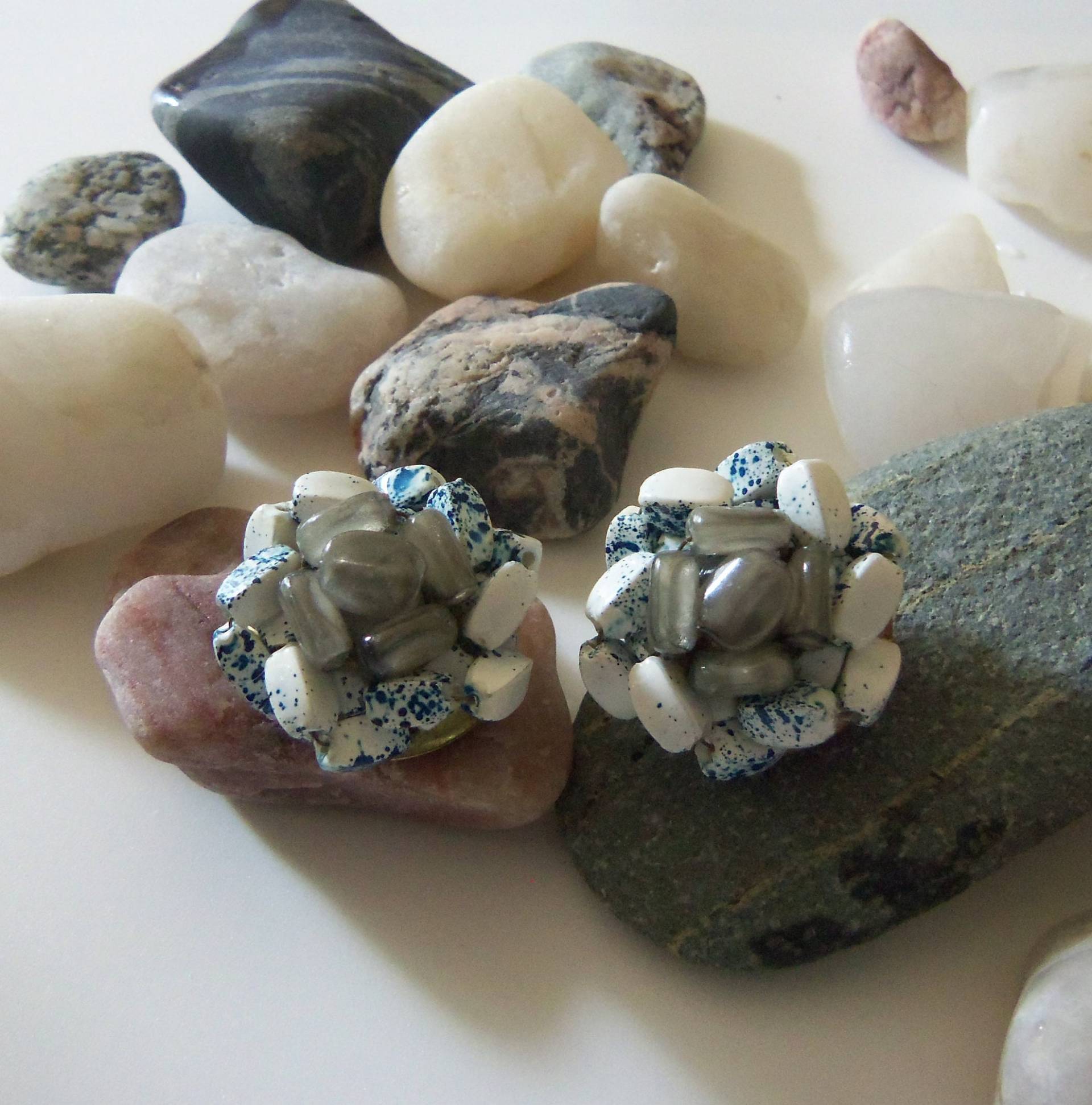 Mid-Century Rocklike Emaille Perlen Cluster Clipon Ohrringe Mid-Century Rocklike Emaille Perlen Cluster Clipon Ohrringe von HettiesHatbox