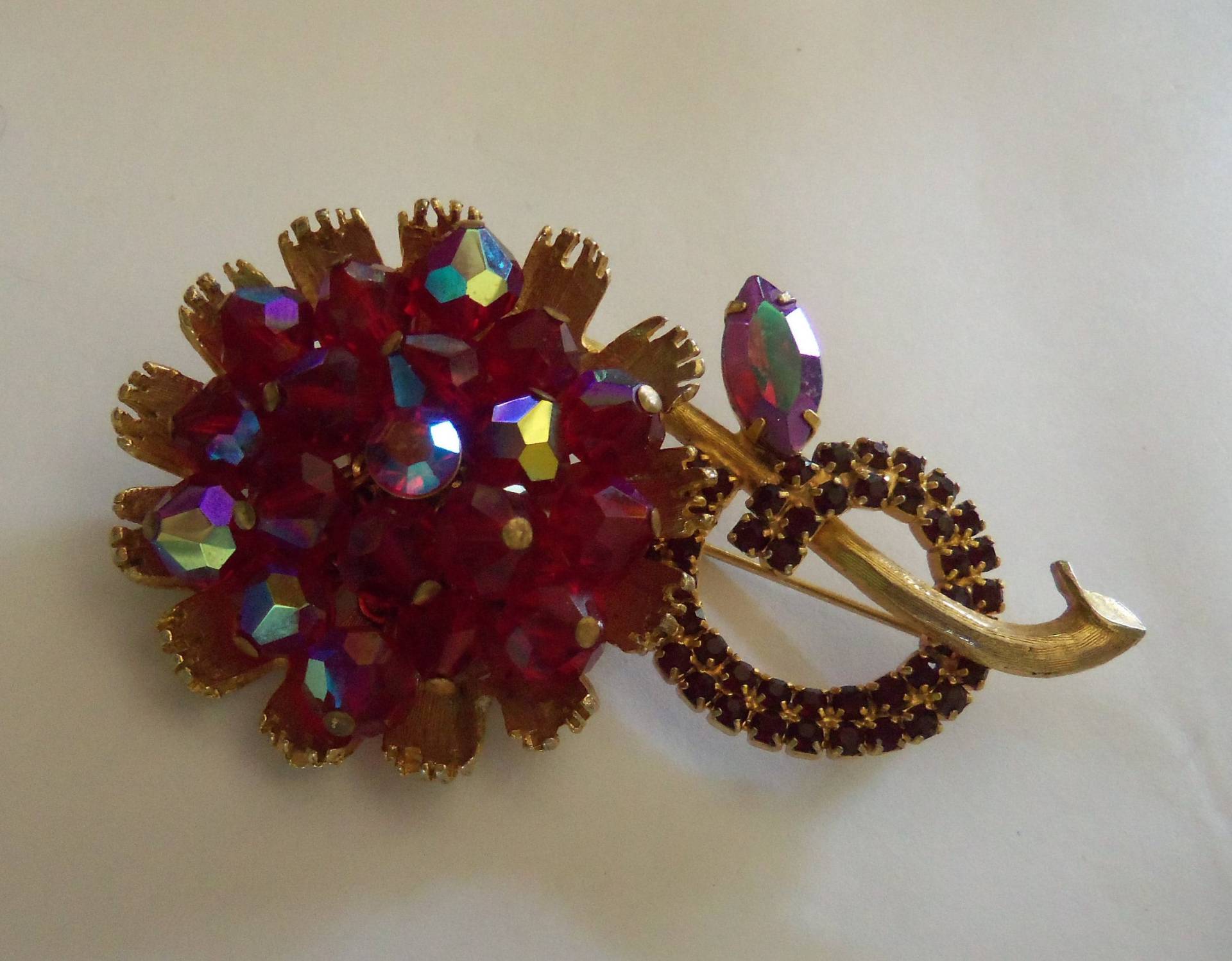 Mitte Des Jahrhunderts Aurora Borealis Strass-Brosche Mitte Des Jahrhunderts Aurora Borealis Strass-Brosche von HettiesHatbox