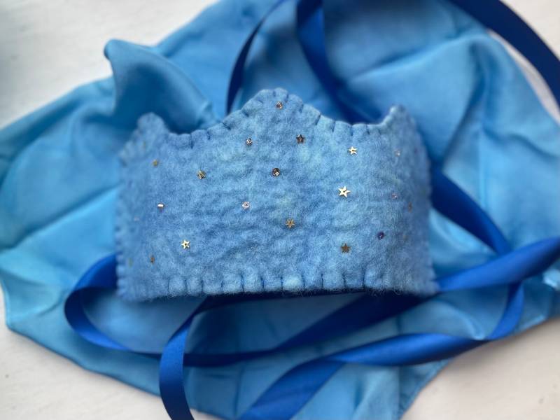 Gefilzte Hellblaue Krone Und Umhang | 21 "x21" Seide Gefärbt, Um Zu Passen Set. Auf Lager - Sofort Versandfertig Gefilzte Hellblaue Krone Und Umhang | 21 "x21" Seide Gefärbt, Um Zu Passen Set. Auf Lager - Sofort Versandfertig von HexHouseCrowns