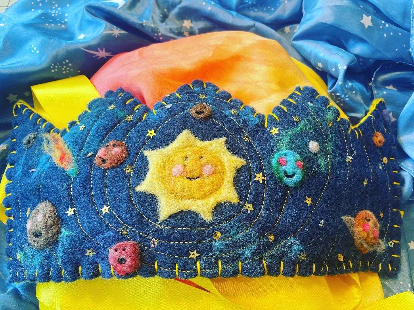 Waldorfwolle L Glückliche Planeten Sonnensystem Spiel Und Geburtstagskrone Individuell, Made To Order Waldorfwolle L Glückliche Planeten Sonnensystem Spiel Und Geburtstagskrone Individuell, Made To Order von HexHouseCrowns