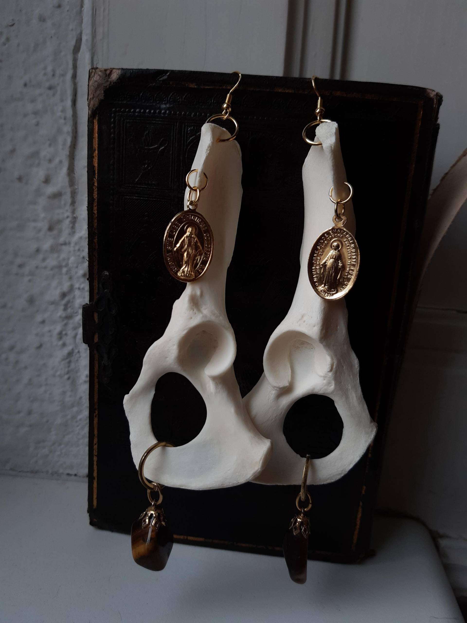 Knochen Ohrringe, Heilige Maria Anhänger, Gothic Schmuck, Witchy Schmuck Knochen Ohrringe, Heilige Maria Anhänger, Gothic Schmuck, Witchy Schmuck von HexNwerk