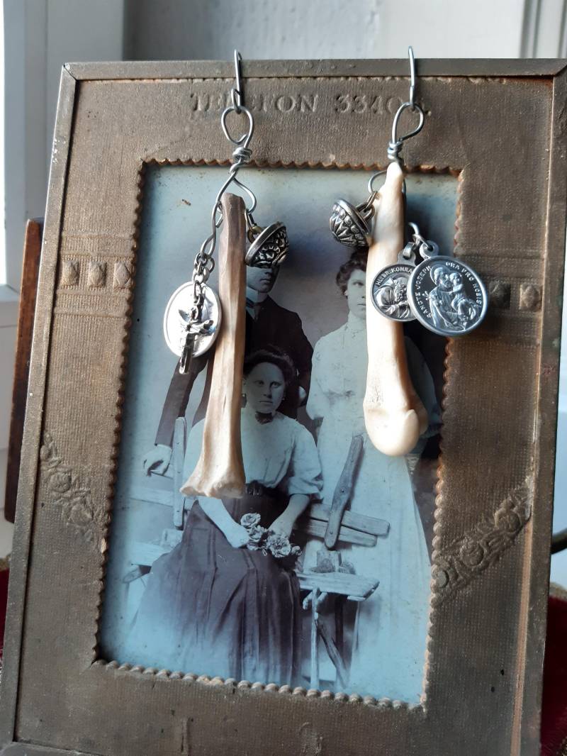 Knochen Ohrringe Mit Heiligen Anhängern, Gothic Ohrringe, Schmuck, Handgemacht, Einzelstück, Witchy Schmuck Knochen Ohrringe Mit Heiligen Anhängern, Gothic Ohrringe, Schmuck, Handgemacht, Einzelstück, Witchy Schmuck von HexNwerk