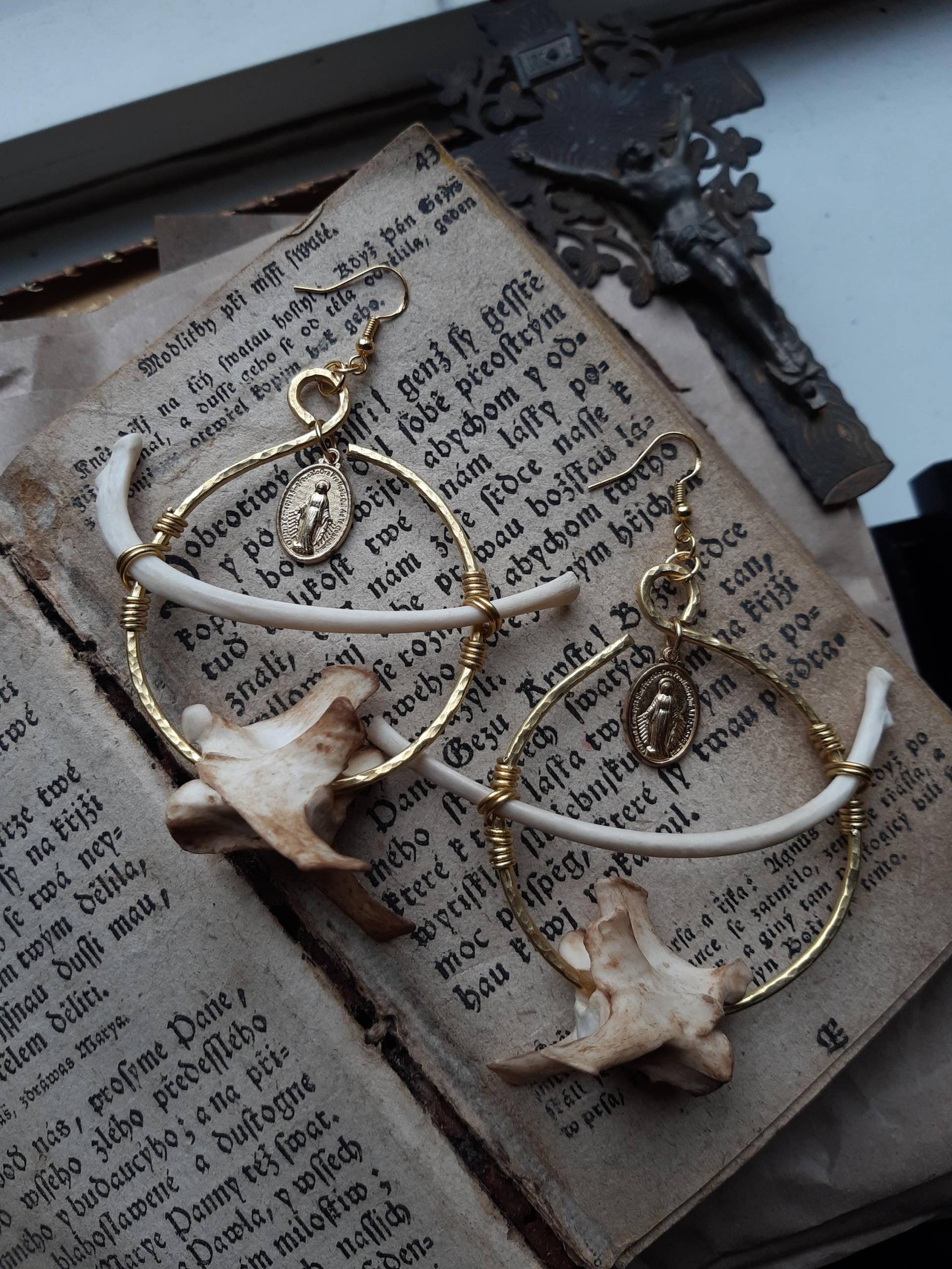 Messing Und Knochen Holy Mary Ohrringe, Tier Rippe Knochen, Anhänger, Flohmarkt Schmuck Messing Und Knochen Holy Mary Ohrringe, Tier Rippe Knochen, Anhänger, Flohmarkt Schmuck von HexNwerk