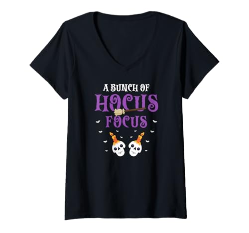 Damen Eine Ladung Gruselspaß Magie Halloween Szene T-Shirt mit V-Ausschnitt Damen Eine Ladung Gruselspaß Magie Halloween Szene T-Shirt mit V-Ausschnitt von Hexenbesen, Kerzen, Schädel und Fledermäuse