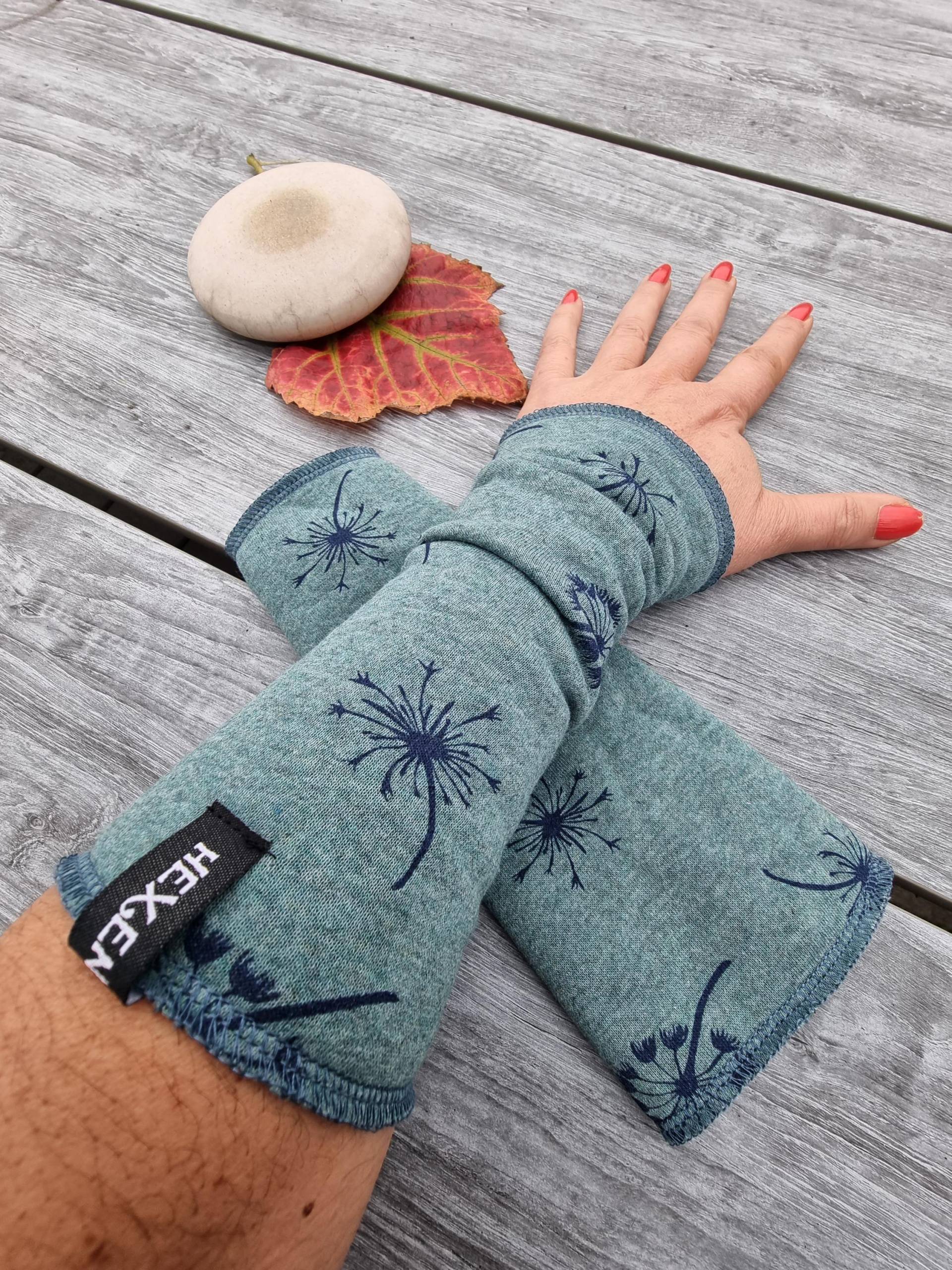 stulpen Aus Wintersweat, Eukalyptus-Grün Mit Pusteblumen, Ohne Daumen von Hexenklexe