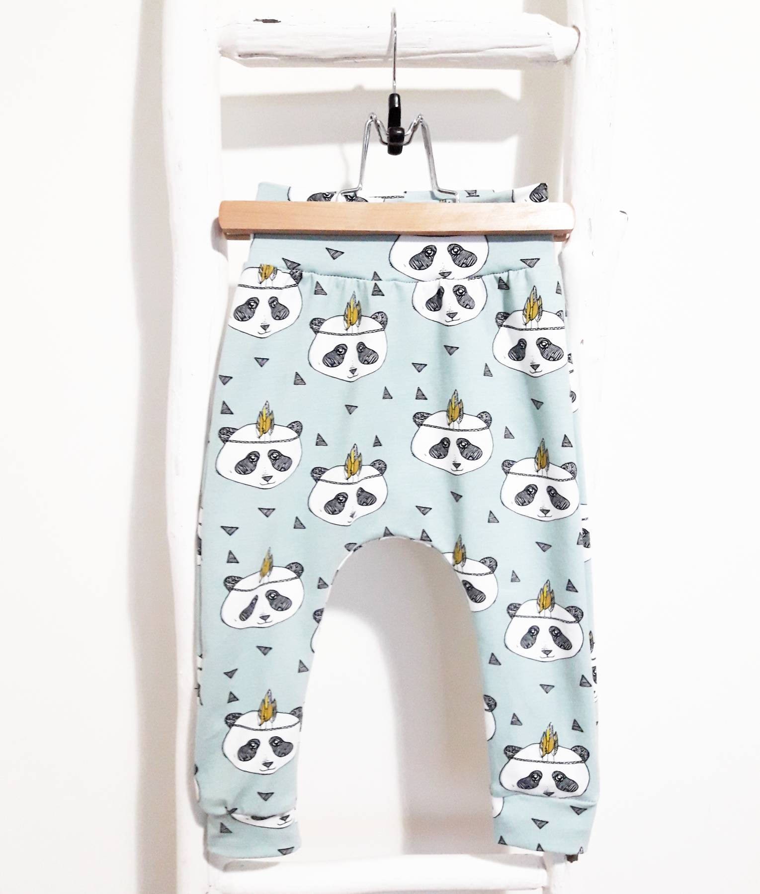 Mitwachsende Babyhose - Hellblaue Baby Leggings Mit Panda Motiv Verstellbare Babykleidung Handgemacht Geschenk Zur Geburt Mitwachsende Babyhose - Hellblaue Baby Leggings Mit Panda Motiv Verstellbare Babykleidung Handgemacht Geschenk Zur Geburt von HeyBBnl