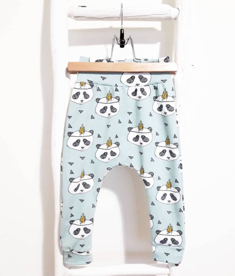 Mitwachsende Babyhose - Hellblaue Baby Leggings Mit Panda Motiv Verstellbare Babykleidung Handgemacht Geschenk Zur Geburt Mitwachsende Babyhose - Hellblaue Baby Leggings Mit Panda Motiv Verstellbare Babykleidung Handgemacht Geschenk Zur Geburt von HeyBBnl