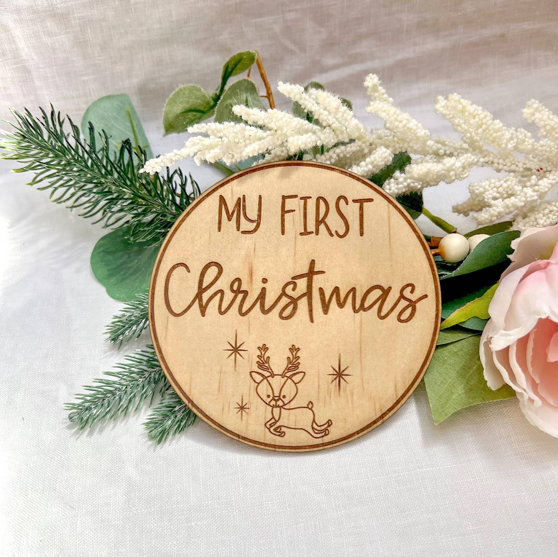 Babys Erste Weihnachten 2022 Schild, Personalisierte Baby Es First Christmas Plaque, Meilenstein Scheibe, Foto Requisite Für Baby von HeyBeautifulandCo