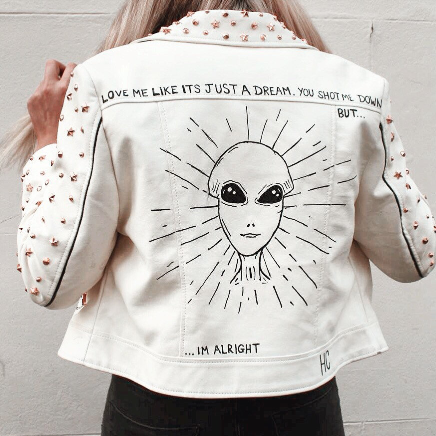 Hallo Bemalt Charlie Hand Weiß Kunstleder-Jacke Hallo Bemalt Charlie Hand Weiß Kunstleder-Jacke von HeyCharlieMerch