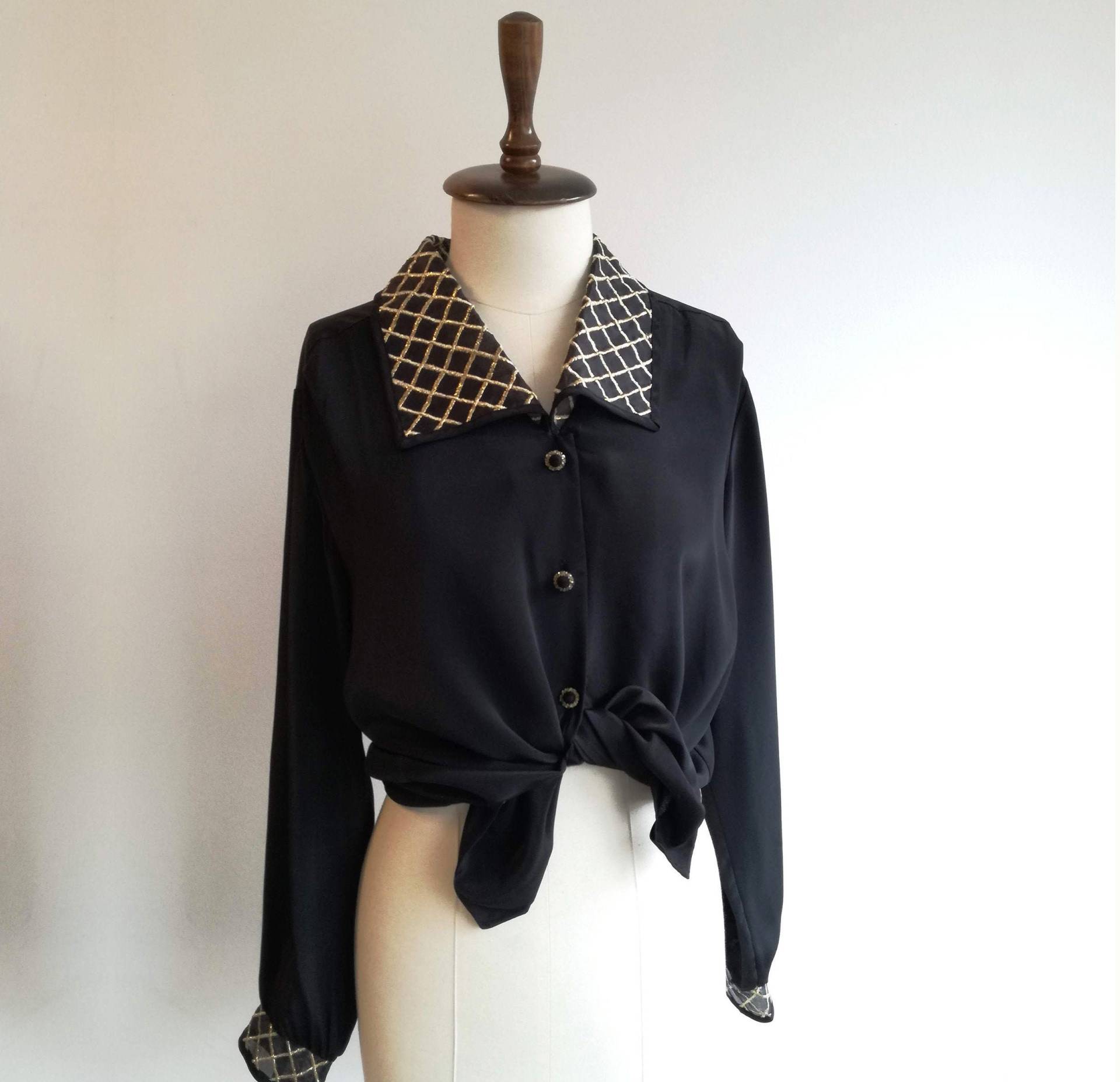 90S Vintage Bluse/Schwarze Party Schwarzes Hemd Mit Gold Bestickten Tüllkragen Und Manschetten 90S Vintage Bluse/Schwarze Party Schwarzes Hemd Mit Gold Bestickten Tüllkragen Und Manschetten von HeyDarlingVintageCo