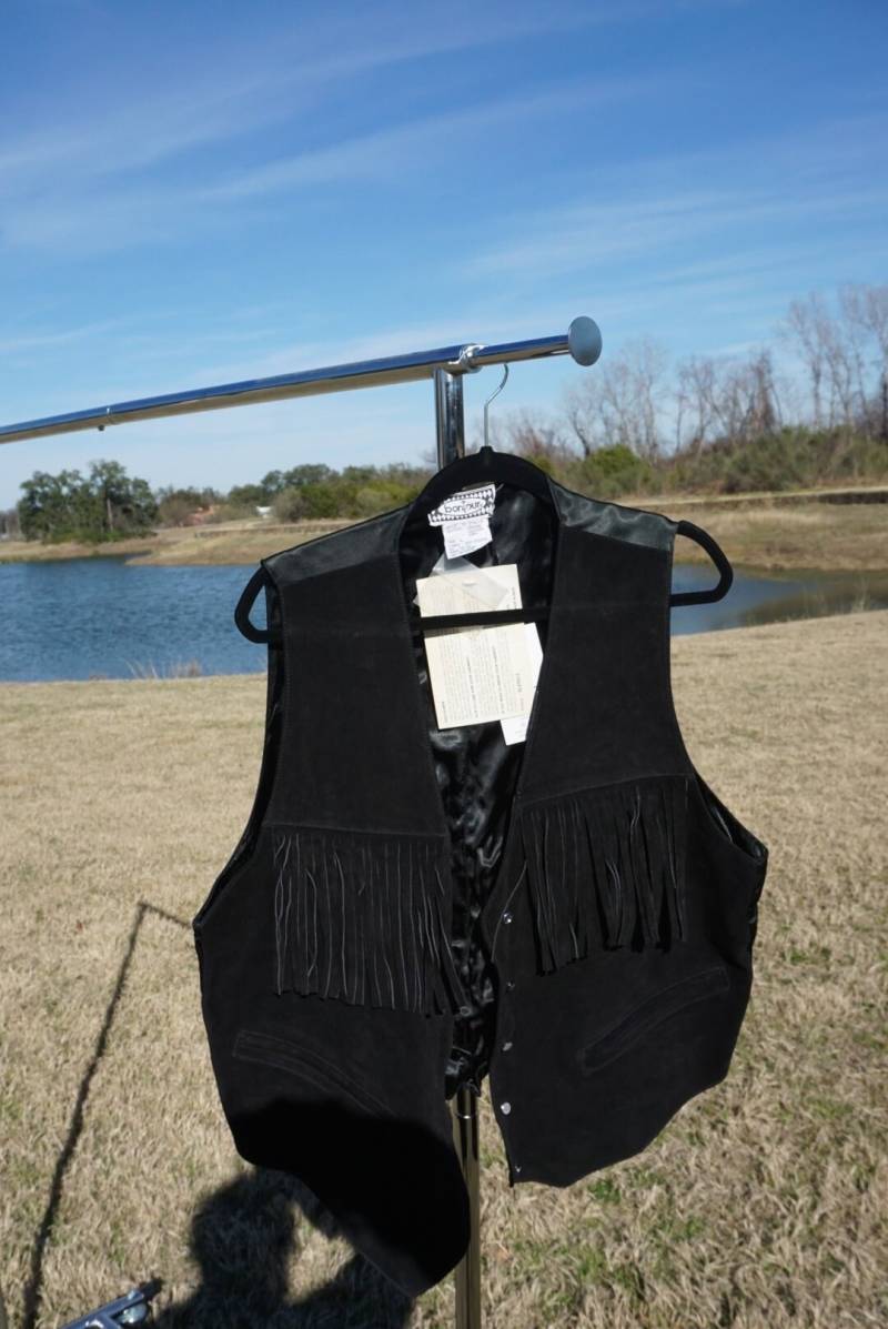 Vintage | Ungetragen Schwarze Bonjour Wildleder Weste Mit Fransen von HeyElayna