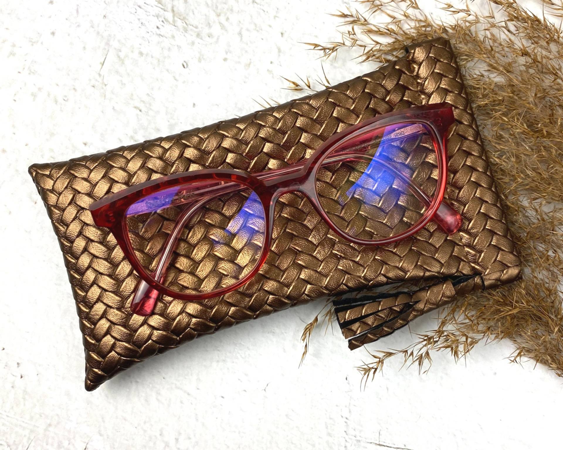Brillenetui/Etui Für Sonnenbrillen Aus Strukturiertem Kunstleder Mit Schnappverschluss Und Deko-Quaste in Gold-Braun Brillenetui/Etui Für Sonnenbrillen Aus Strukturiertem Kunstleder Mit Schnappverschluss Und Deko-Quaste in Gold-Braun von HeyHandmadeShop