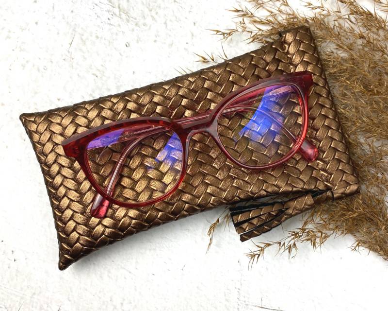 Brillenetui/Etui Für Sonnenbrillen Aus Strukturiertem Kunstleder Mit Schnappverschluss Und Deko-Quaste in Gold-Braun Brillenetui/Etui Für Sonnenbrillen Aus Strukturiertem Kunstleder Mit Schnappverschluss Und Deko-Quaste in Gold-Braun von HeyHandmadeShop