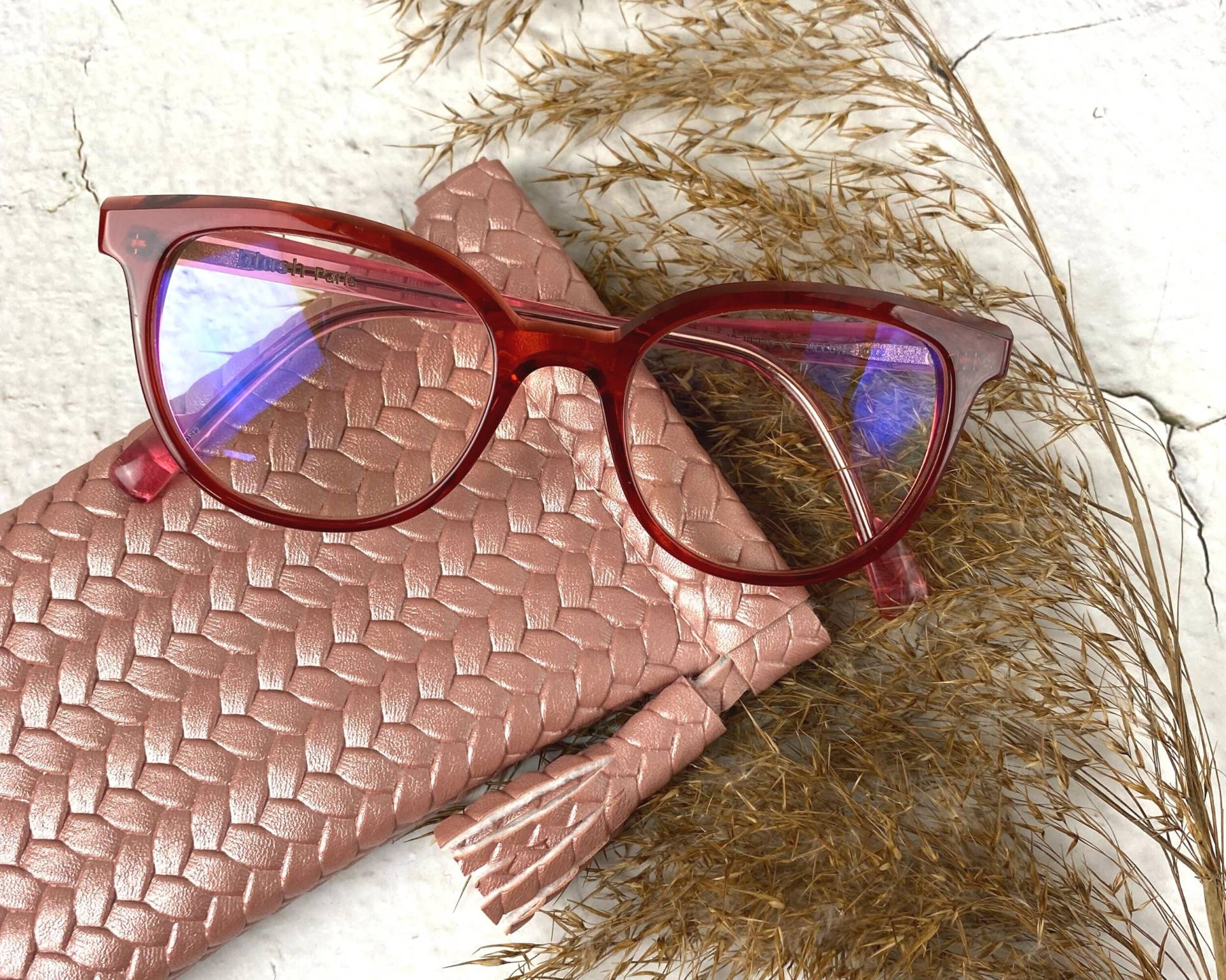 Brillenetui/Etui Für Sonnenbrillen Aus Strukturiertem Kunstleder Mit Schnappverschluss Und Deko-Quaste Brillenetui/Etui Für Sonnenbrillen Aus Strukturiertem Kunstleder Mit Schnappverschluss Und Deko-Quaste von HeyHandmadeShop