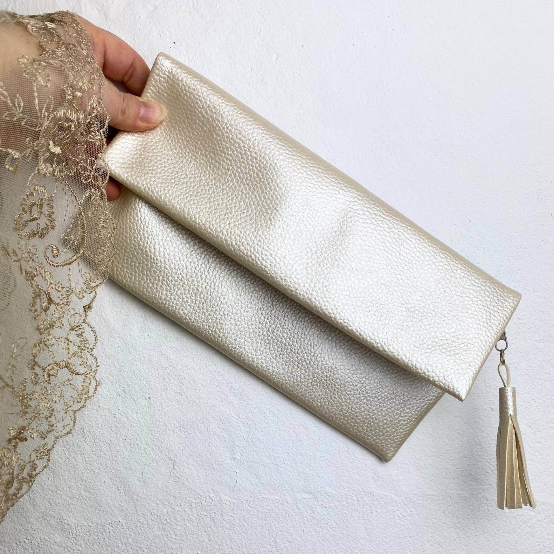 Clutch/ Brauttasche/ Abendtasche Aus Cremefarbenen Kunstleder Mit Magnetverschluss Clutch/ Brauttasche/ Abendtasche Aus Cremefarbenen Kunstleder Mit Magnetverschluss von HeyHandmadeShop
