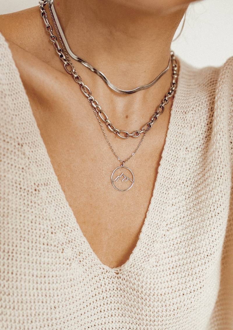 Berg Kette in Silberfarbe | Filigrane Mountain Gebirge Anhänger Edelstahlschmuck von HeyHappinessJewelry