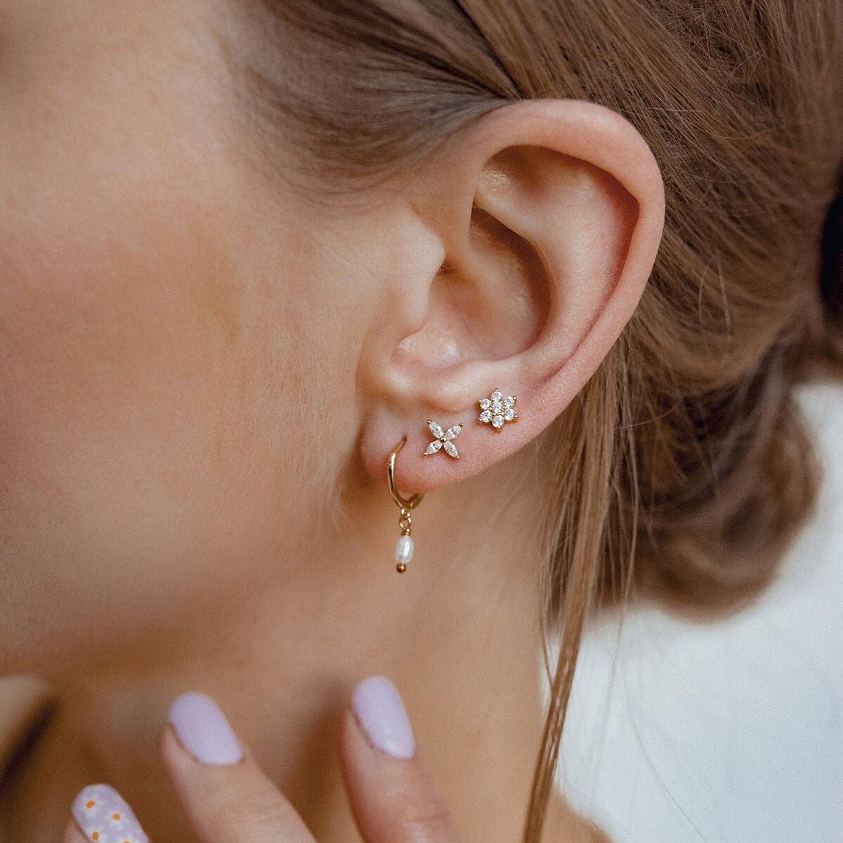 Frühlingszeit Ohrringe Stacking-Set 18K Gold Plattiertes Sterlingsilber | 4Er Set Aus Paar Creolen Mit Perlen Und 2 Zirkonia Ohrstecker von HeyHappinessJewelry