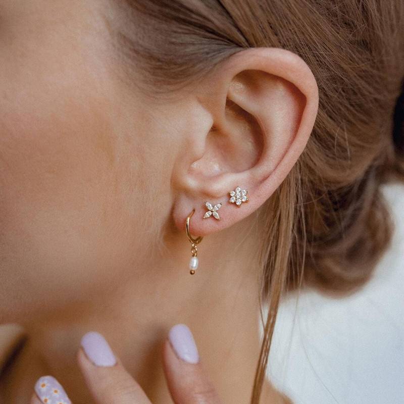 Frühlingszeit Ohrringe Stacking-Set 18K Gold Plattiertes Sterlingsilber | 4Er Set Aus Paar Creolen Mit Perlen Und 2 Zirkonia Ohrstecker von HeyHappinessJewelry