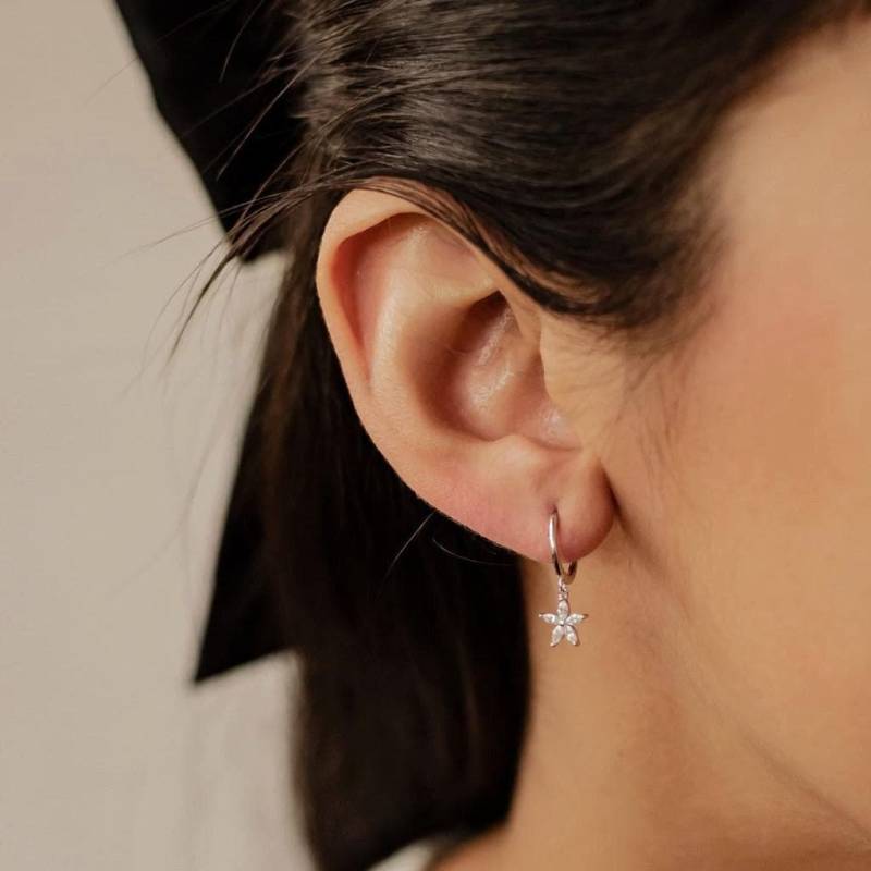 Gänseblümchen Huggie Ohrringe Mit Edelsteinen | 925 Sterling Silber Creolen Anhänger Blume von HeyHappinessJewelry