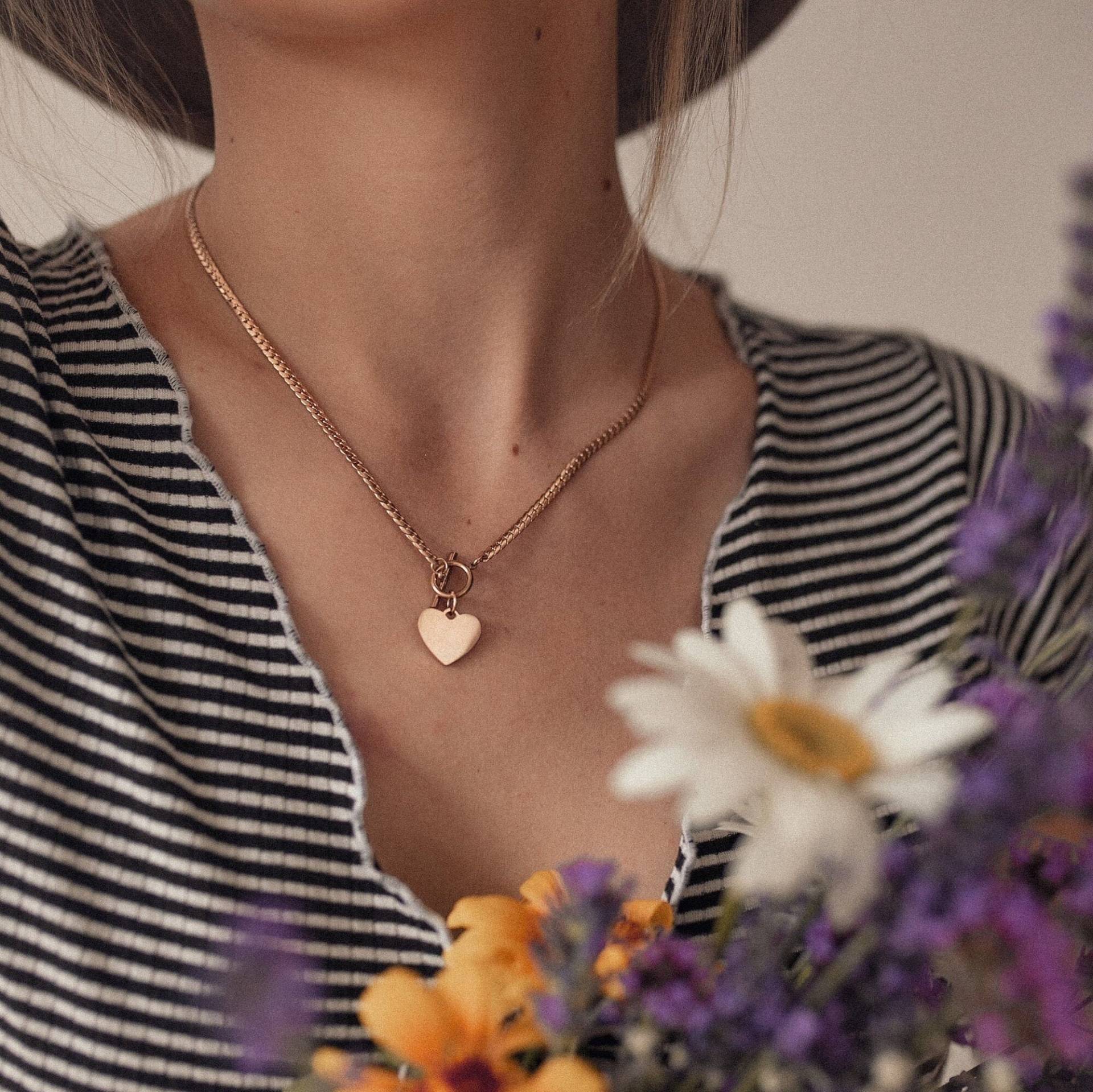 Herz Kette Mit Knebelverschluss in Rosegold | Filigrane Halskette Anhänger Edelstahlschmuck Für Frauen von HeyHappinessJewelry