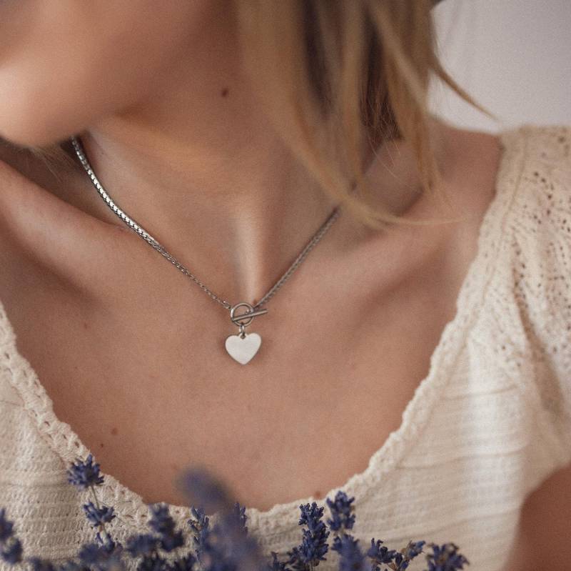 Herz Kette Mit Knebelverschluss in Silberfarbe | Filigrane Halskette Anhänger Edelstahlschmuck Für Frauen von HeyHappinessJewelry