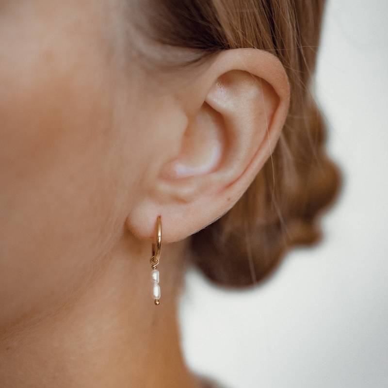 Huggie Charm Ohrringe Doppelte Perle Sterlingsilber in Goldfarbe | Creolen Mit Anhänger Roségold Damen Süßwasserperle von HeyHappinessJewelry