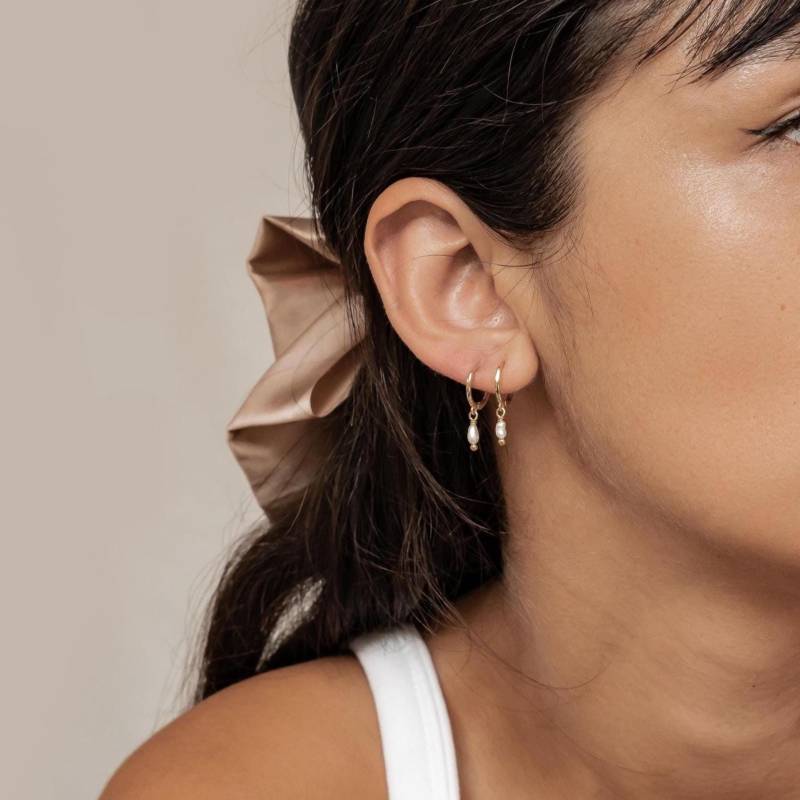 Creolen Mit Anhänger Perle | Huggie Ohrringe Gold Sterlingsilber Rosegold Kleine Perlenohrringe Für Damen von HeyHappinessJewelry