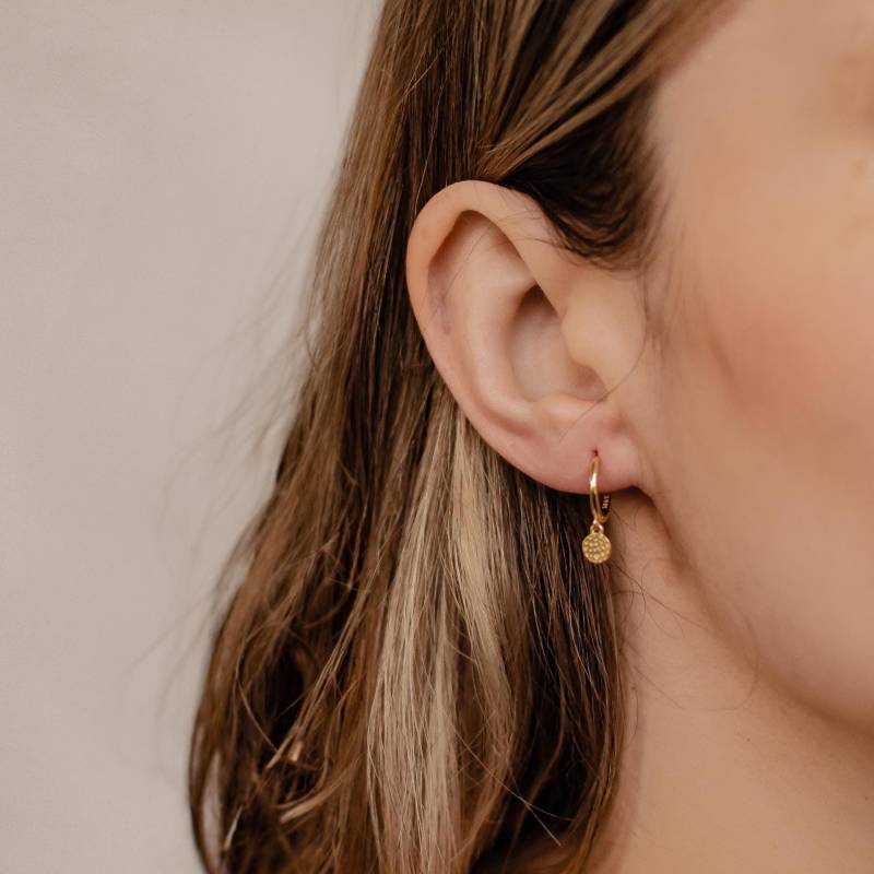 Münze Huggie Ohrringe Sterlingsilber Gold Vermeil | Kleine Creolen Mit Plättchen Anhänger von HeyHappinessJewelry