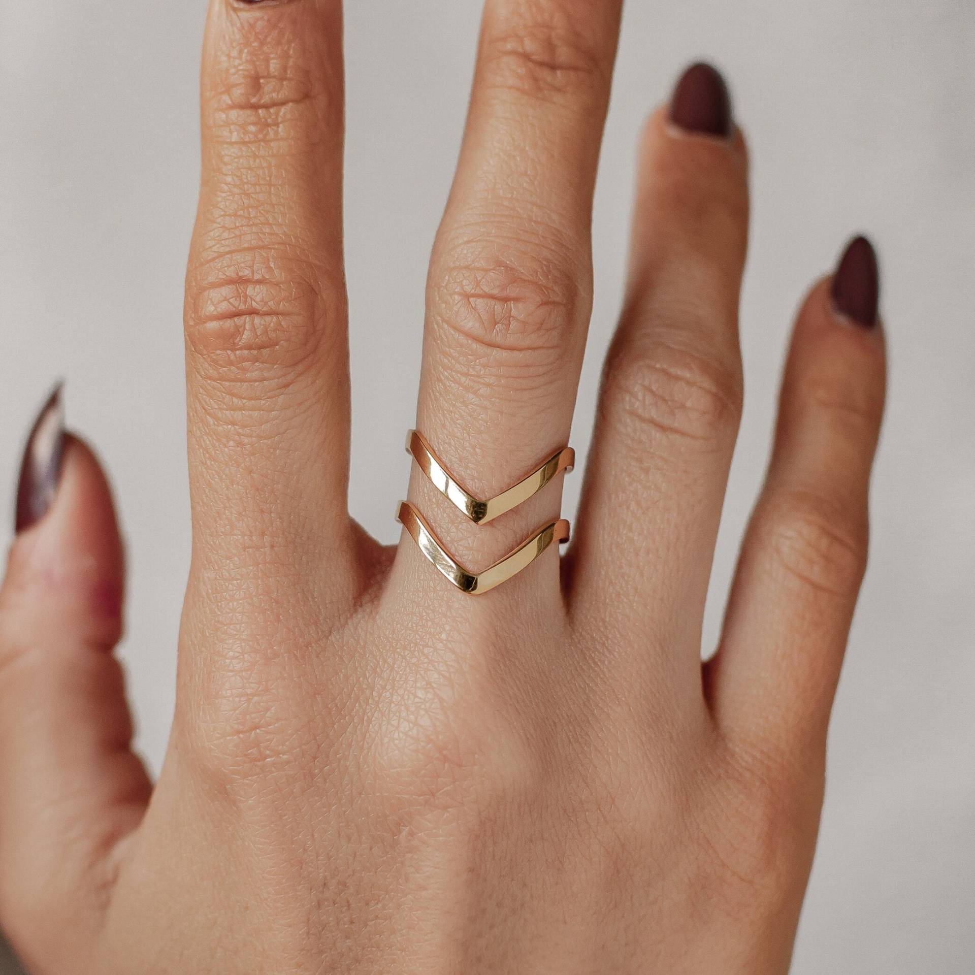 Offener Ring in Goldfarbe | Statement Doppel Chevron V Design Damenring Offen Verstellbar von HeyHappinessJewelry