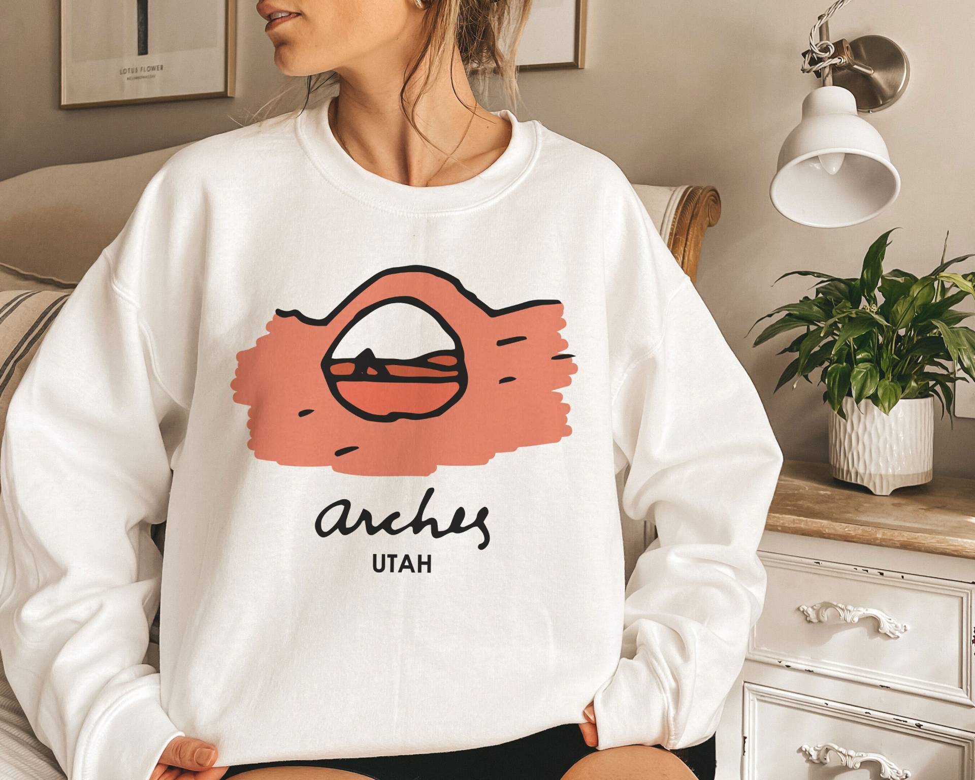 Arches Sweatshirt, Hand Gezeichnetes Unisex Moab, Utah Sweatshirt - Personalisierung Verfügbar von HeyMountains
