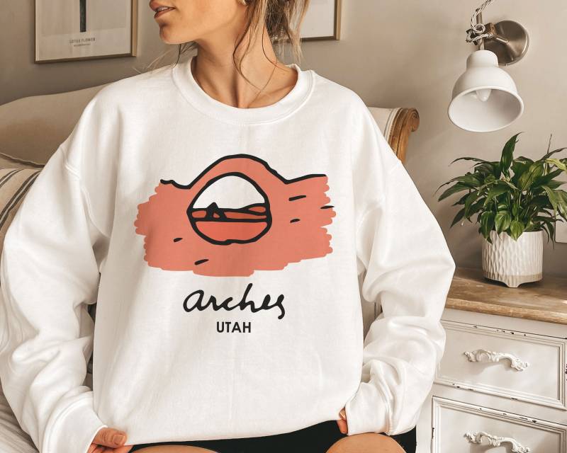 Arches Sweatshirt, Hand Gezeichnetes Unisex Moab, Utah Sweatshirt - Personalisierung Verfügbar von HeyMountains