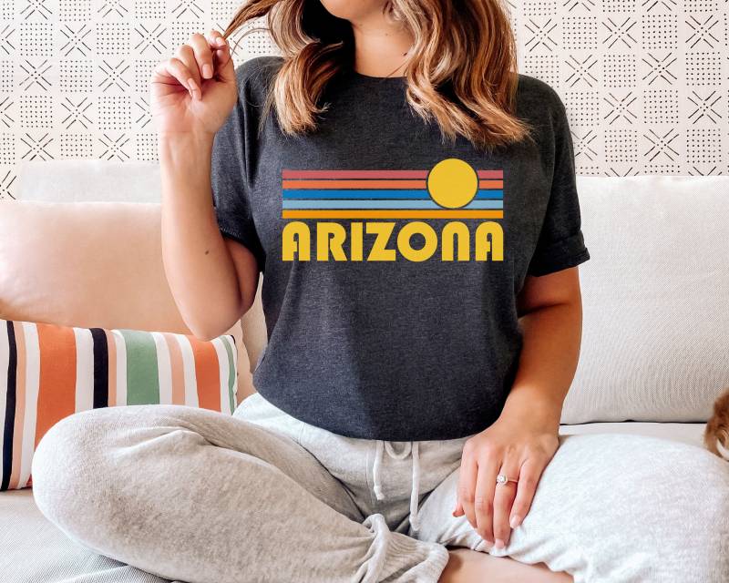 Arizona Grafik T-Shirt Retro Sonnenuntergang, Erwachsene Unisex - Personalisierung Verfügbar von HeyMountains