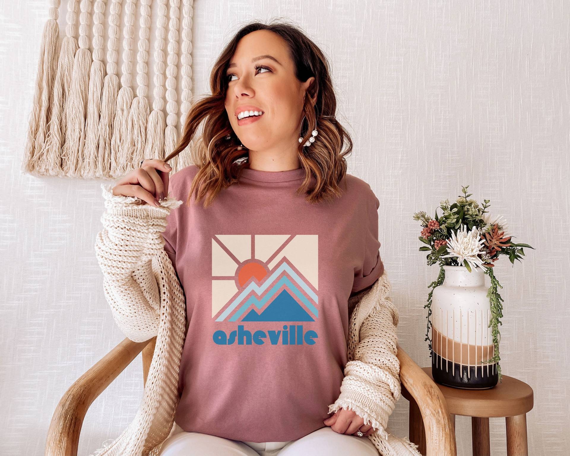 Asheville Shirt, North Carolina Retro T-Shirt, Buntes Berg Shirt von HeyMountains