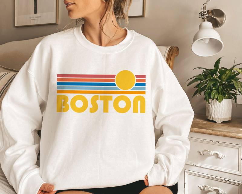Boston, Massachusetts Sweatshirt, Retro Sunset Unisex Boston Pullover - Personalisierung Verfügbar von HeyMountains