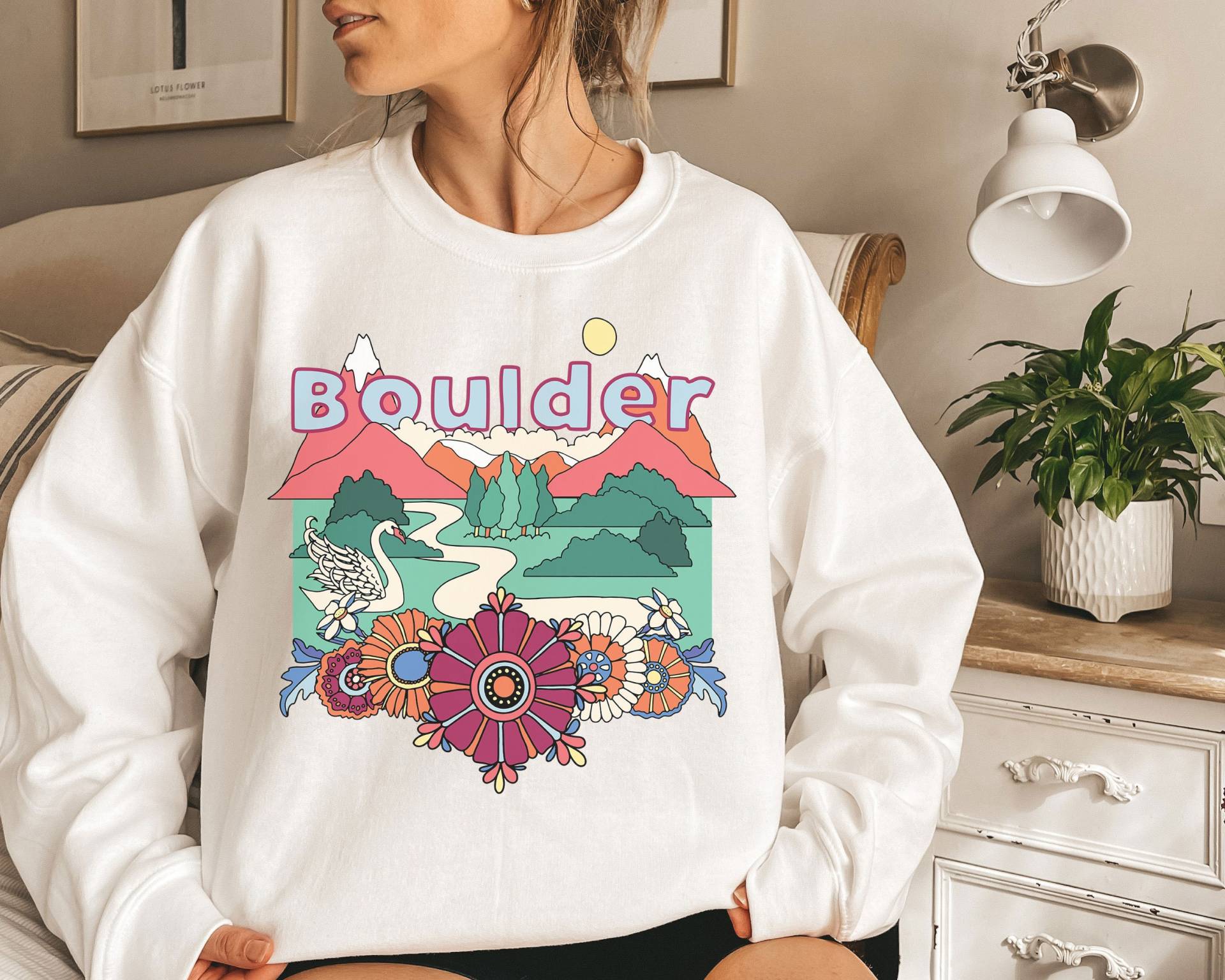 Boulder Unisex Sweatshirt, Retro Vintage Stil Colorado Mountain Pullover von HeyMountains