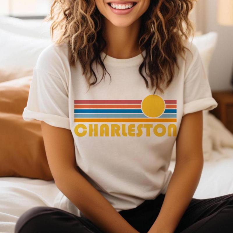 Charleston, South Carolina T-Shirt Retro Sonnenuntergang, Erwachsene Unisex Charleston - Personalisierung Verfügbar von HeyMountains