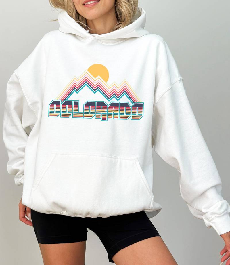 Colorado Hoodie, Erwachsene Unisex Retro Mountain Sweatshirt - Personalisierung Verfügbar Colorado Hoodie, Erwachsene Unisex Retro Mountain Sweatshirt - Personalisierung Verfügbar von HeyMountains