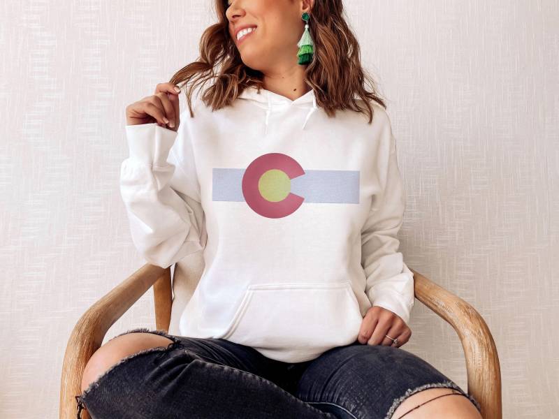 Colorado Hoodie, Us Bundesstaatsflagge Design Erwachsene Unisex Sweatshirt - Personalisierung Verfügbar von HeyMountains
