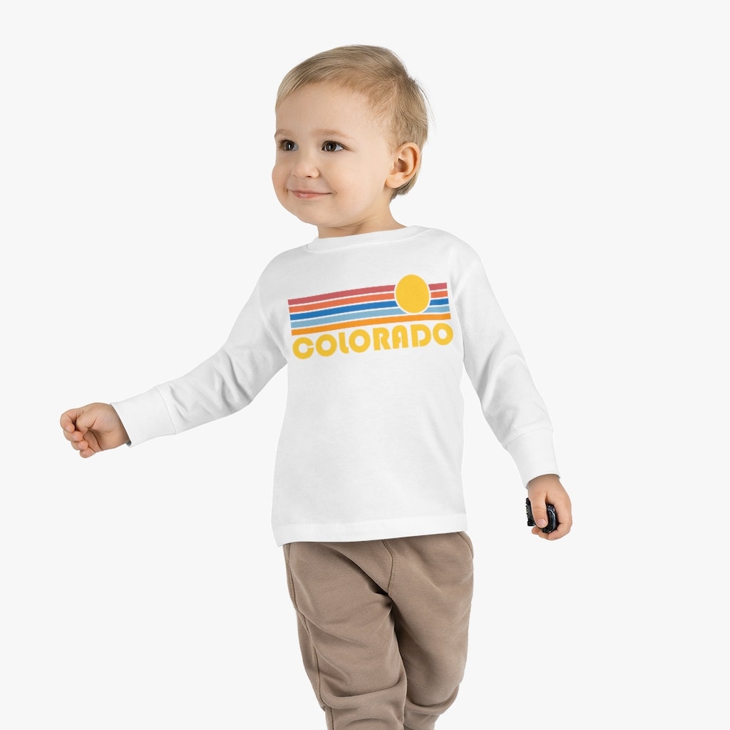 Colorado Kleinkind Langarm Shirt, Retro Sonne Unisex T-Shirt von HeyMountains